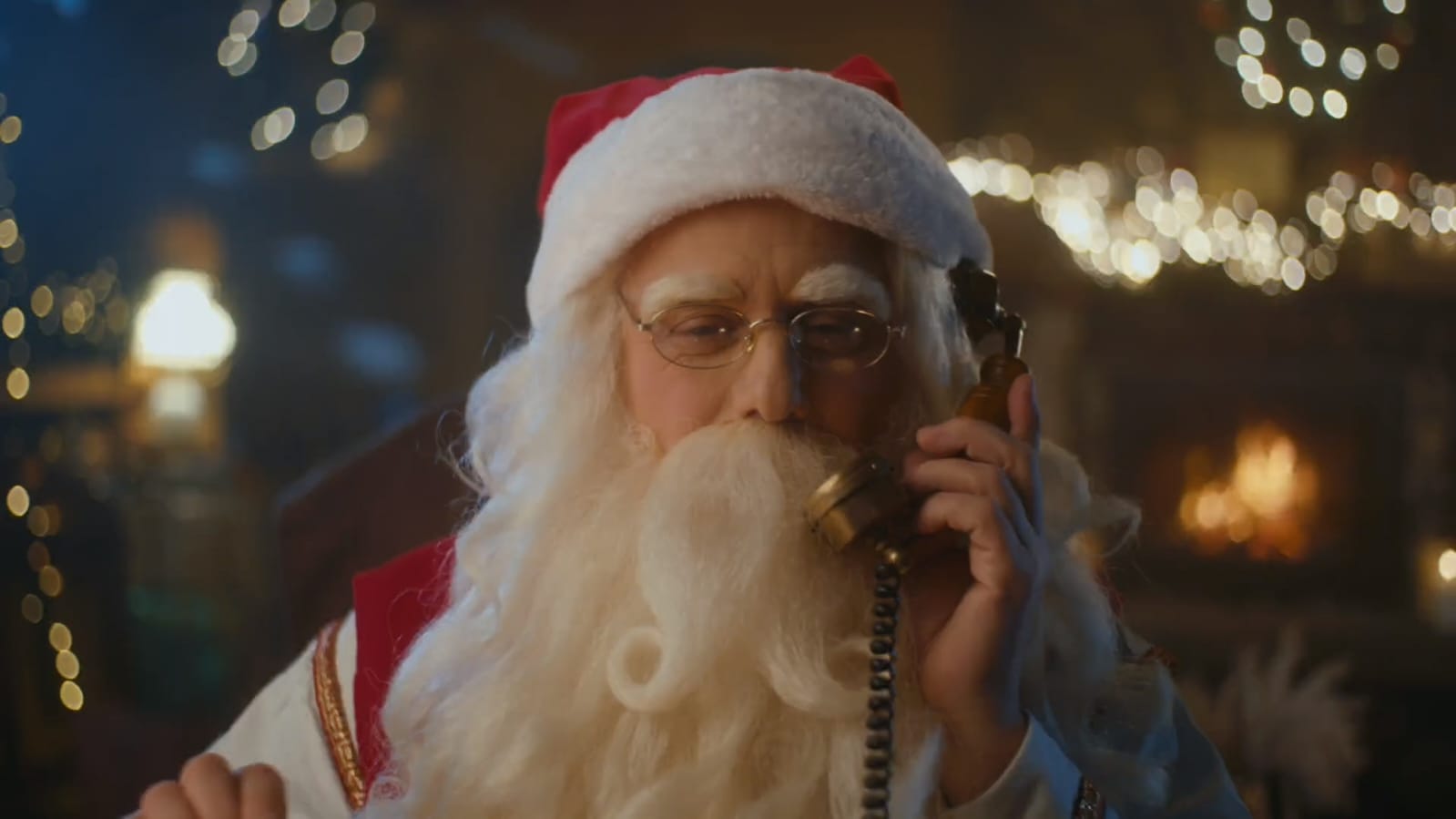 Święty Mikołaj rozmawia przez telefon