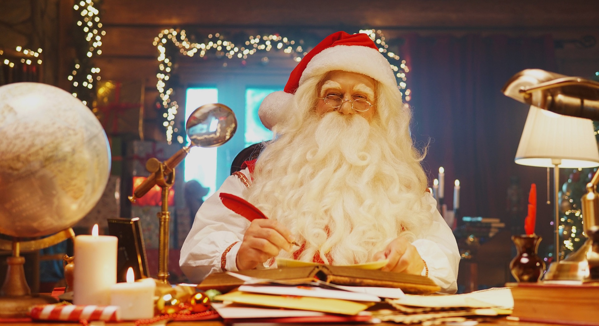 Święty Mikołaj przy biurku w swojej pracowni - kadr z filmu Mikuś